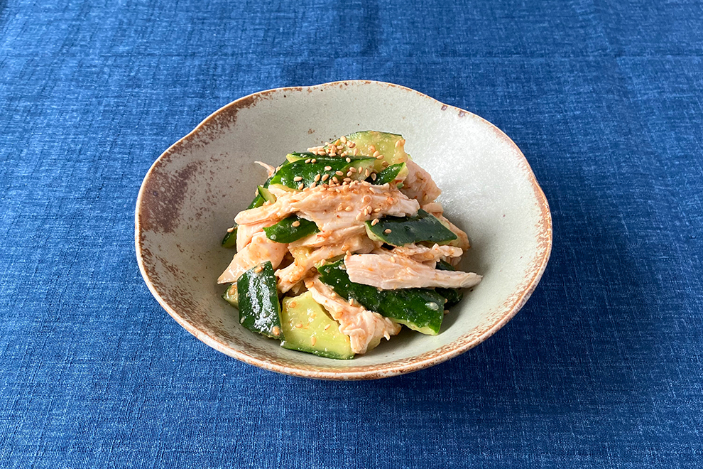 たたき京胡瓜と茹で鶏の胡麻和え