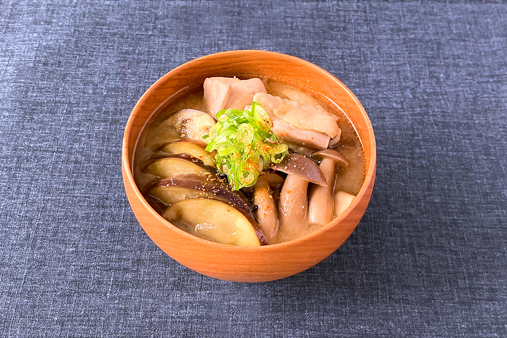 秋京なすと丹波しめじと鶏肉の味噌汁