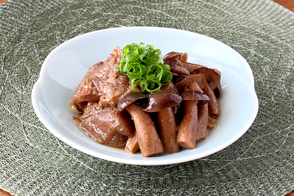 丹波しめじと牛すじ肉の煮込み